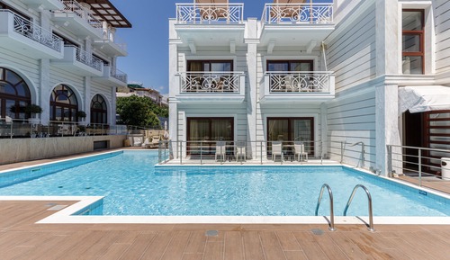 Deluxe Suite, Pool View