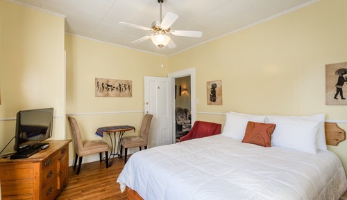 Main House B&B, 1 Queen Bed