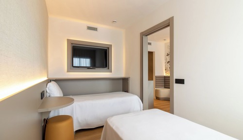 Comfort Room, Pool View