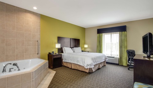 Room, 1 King Bed, Refrigerator & Microwave (Jetted Tub)