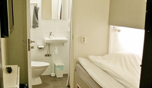 Single Room, Private Bathroom (No Windows)
