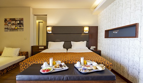 Double or Twin Room (with extra adult)