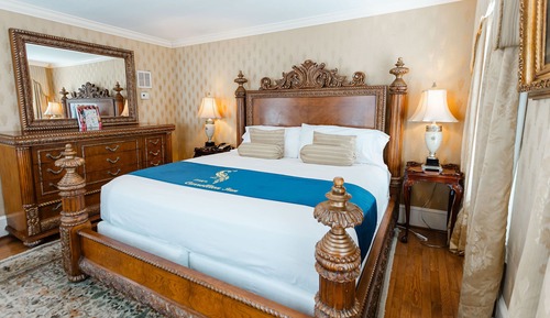 302 Diplomat Suite