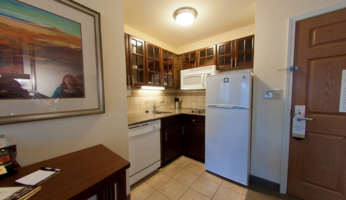 Studio Suite, 1 King Bed, Kitchen