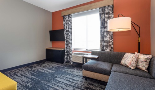 Premium Room, 1 King Bed (Drinks & Snacks)