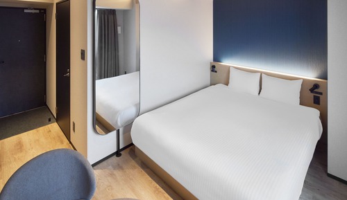 Queen Bed Room