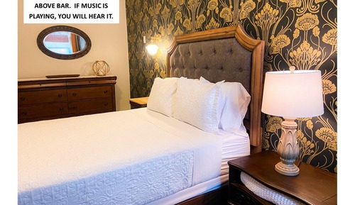 Premium Suite, 1 Queen Bed, Jetted Tub