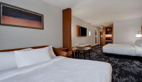 Suite, Multiple Beds (Mobility/Hearing Access, Roll-In Shwr)