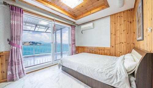 Room (A102)