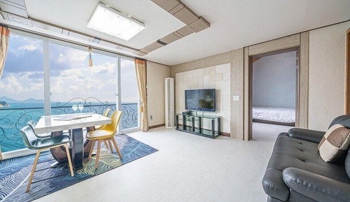 Room (B201)