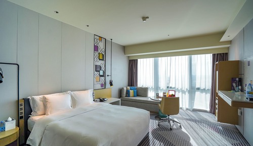 Standard Room, 1 King Bed, Club Lounge Access, Lake View
