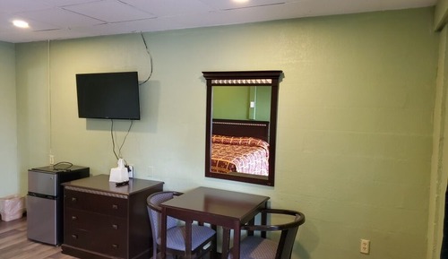Basic Room, 1 King Bed