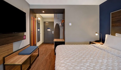 Room, 1 King Bed, Accessible (Mobility & Hearing, Roll-In Shower)