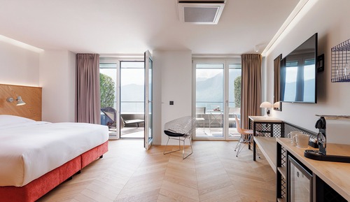 Family Room, Lake View