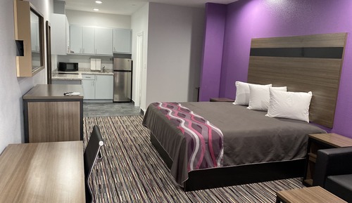 Deluxe Studio, 1 King Bed, Non Smoking