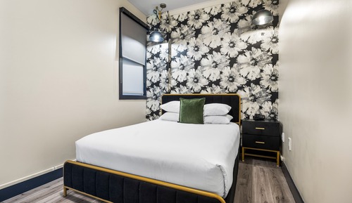 Deluxe Studio Suite, 1 Queen Bed