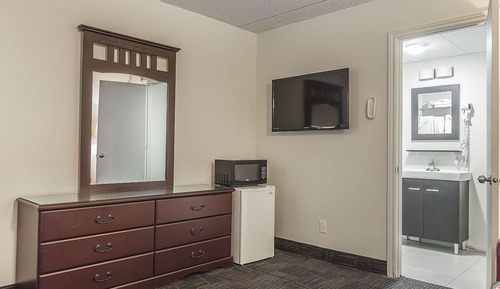 Economy Room, 1 Queen Bed (Half Basement)