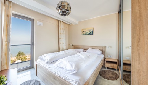 Apartment (85B)
