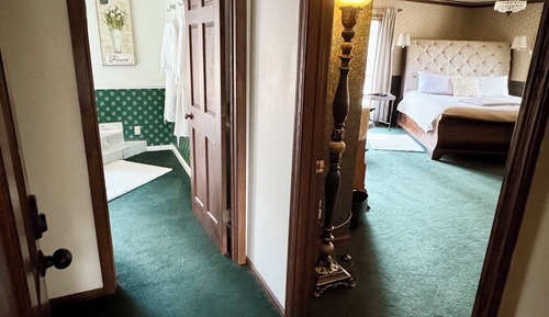 Grand Suite, 1 King Bed, Jetted Tub, Ground Floor