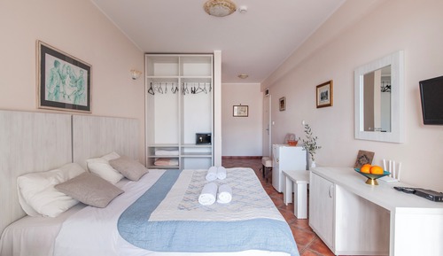 Sea view studio apartment (third floor)