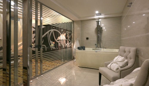 Honeymoon Suite (With Jacuzzi)