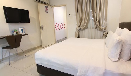 Suite, No Windows (Motel)