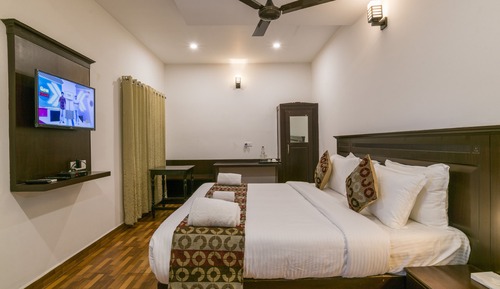 Traditional Double Room, 1 King Bed, Accessible, Smoking