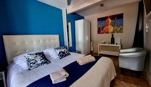 Comfort Double Room, 1 Queen Bed, Private Bathroom, Garden View (Pic Poul )