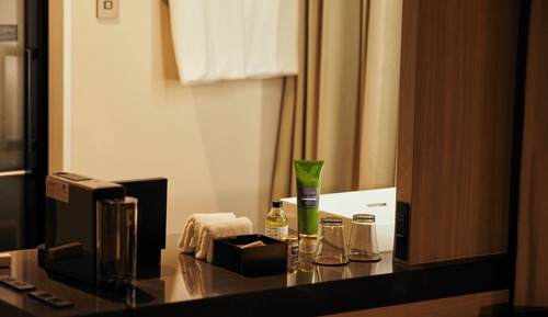 Corner Double Room, Non Smoking (Shower Booth Only, Rainfall showerhead)