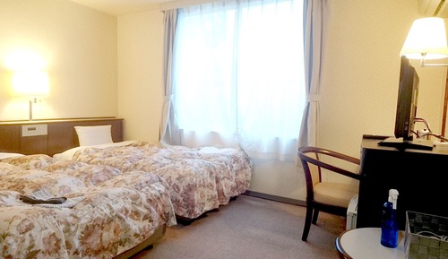 Twin Room, Smoking