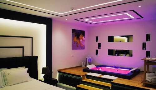 Suite with In-Room Jacuzzi, Double Bed, and Living Space