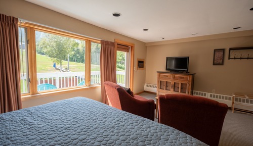 Deluxe Room, 1 King Bed, Mountain View