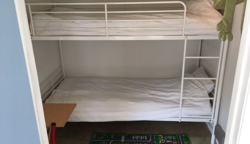 One-Bedroom Apartment with Private Bathroom and Kitchen