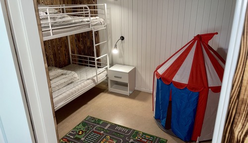 Big Studio Apartment with Private Kitchenette & Shared Bathroom