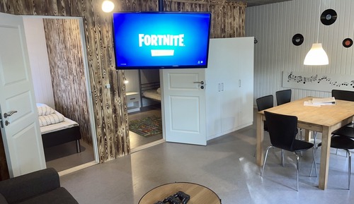 Big Studio Apartment with Private Kitchenette & Shared Bathroom
