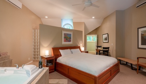 Birthday Suite, Jetted Tub