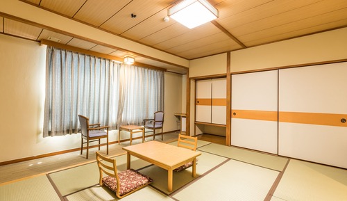 Japanese Room With Shared Washroom- Quintuple