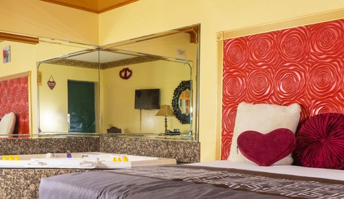 Suite, 1 Queen Bed, Jetted Tub