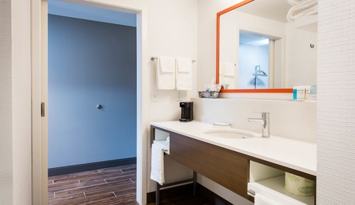 Room, 1 King Bed, Refrigerator & Microwave