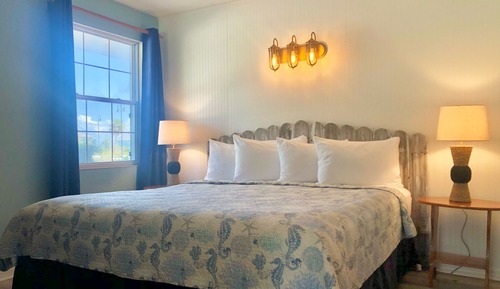 Deluxe Room, 1 King Bed, River View