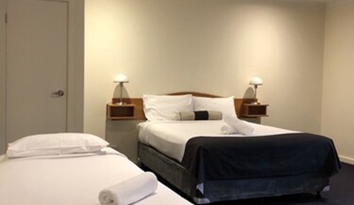 Deluxe Queen & Single Spa Room  