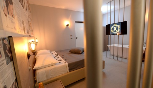 Double Room, Bathtub