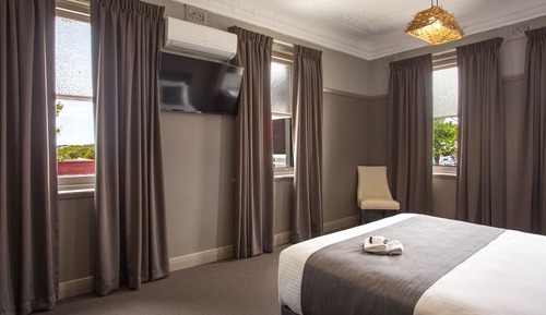 Design Room, 1 Queen Bed, Shared Bathroom