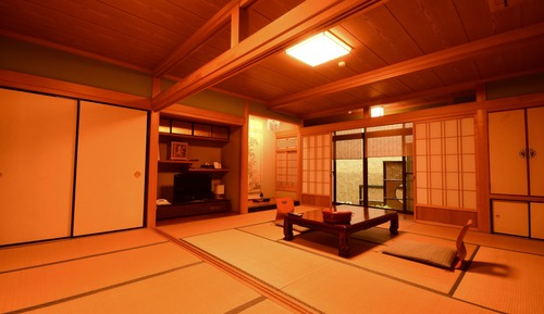 Standard Japanese Style Large Family Room with Shared Bathroom