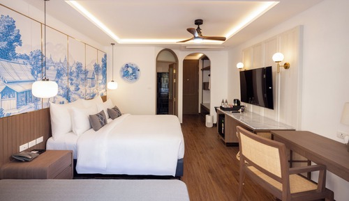 Jacuzzi Pool Access Suite