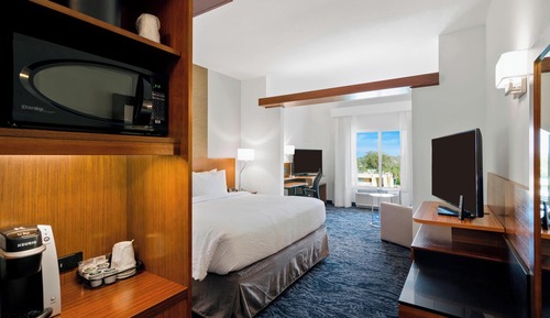 Suite, 1 King Bed with Sofa bed (Mobility/Hearing Accessible, Tub)