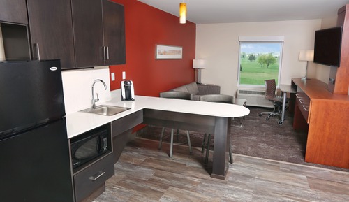 Suite, 1 King Bed, Roll-in Shower (Communications)