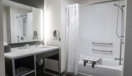Standard Room, 1 King Bed, Accessible Bathtub (Communications)