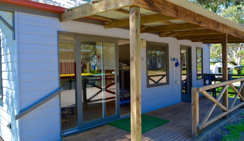 Standard Cabin 2 Bedrooms Shared Bathroom (1 King Bed, 1 Bunk, 1 Trundle)
