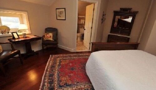 Suite, Ensuite (The Edelweiss Suite)